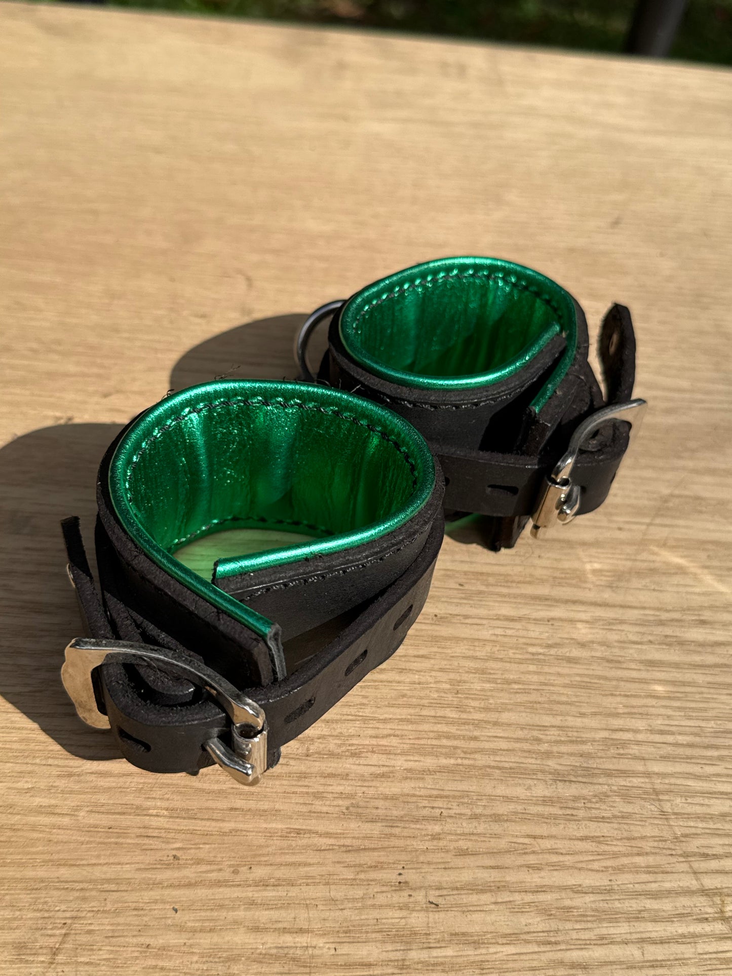 Solid single strap metallic green padded kink cuffs ( a pair ) on sale. Reduced to $115